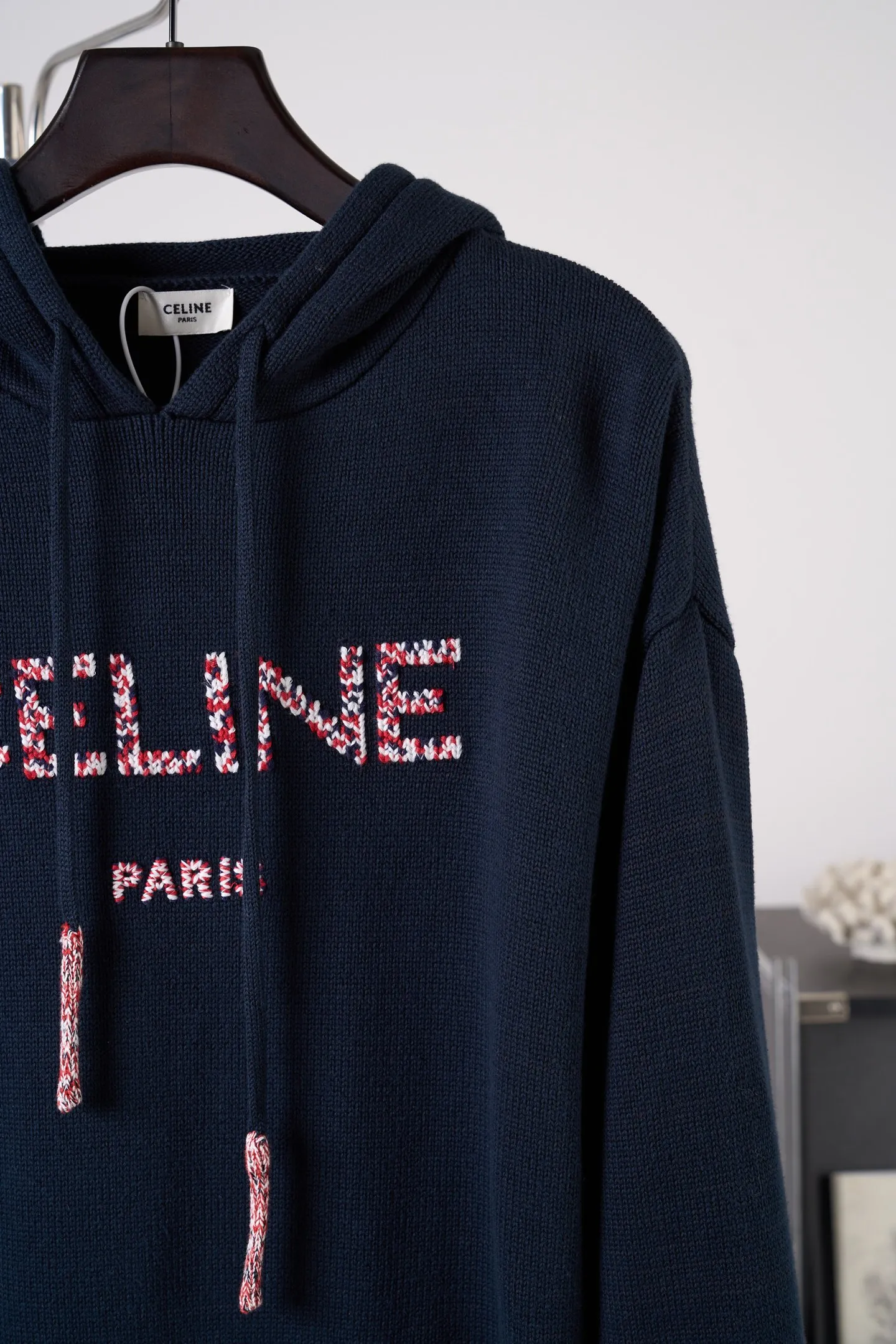 [Real auction] CELINE/Celine embroidered logo knitted hooded sweater [In Stock] S M L XL CELINE PARIS embroidered oversized version, hood, with adjustable drawstring, 1 kangaroo pocket, dropped shoulders, ribbed trim. The embroidery uses mixed color embroidery threads, and the 3D three-dimensional embroidery process is customized with brand letter embroidery. The total number of stitches is approximately 16,800. Ultra high density embroidery. Washing water for ready-made clothes, removes wool impurities, fixes water, fixes the pattern and adds hand feel.
